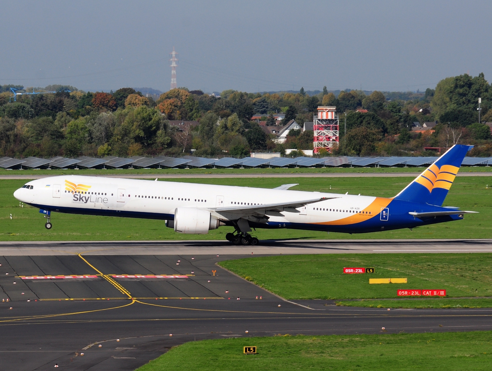 UR-AZR _ 777-31H(ER) _ Skyline Express Airline _ DUS _ EDDL _ 04-10-2026