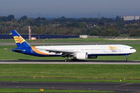 UR-AZR _ 777-31H(ER) _ Skyline Express Airline _ DUS _ EDDL _ 04-10-2026